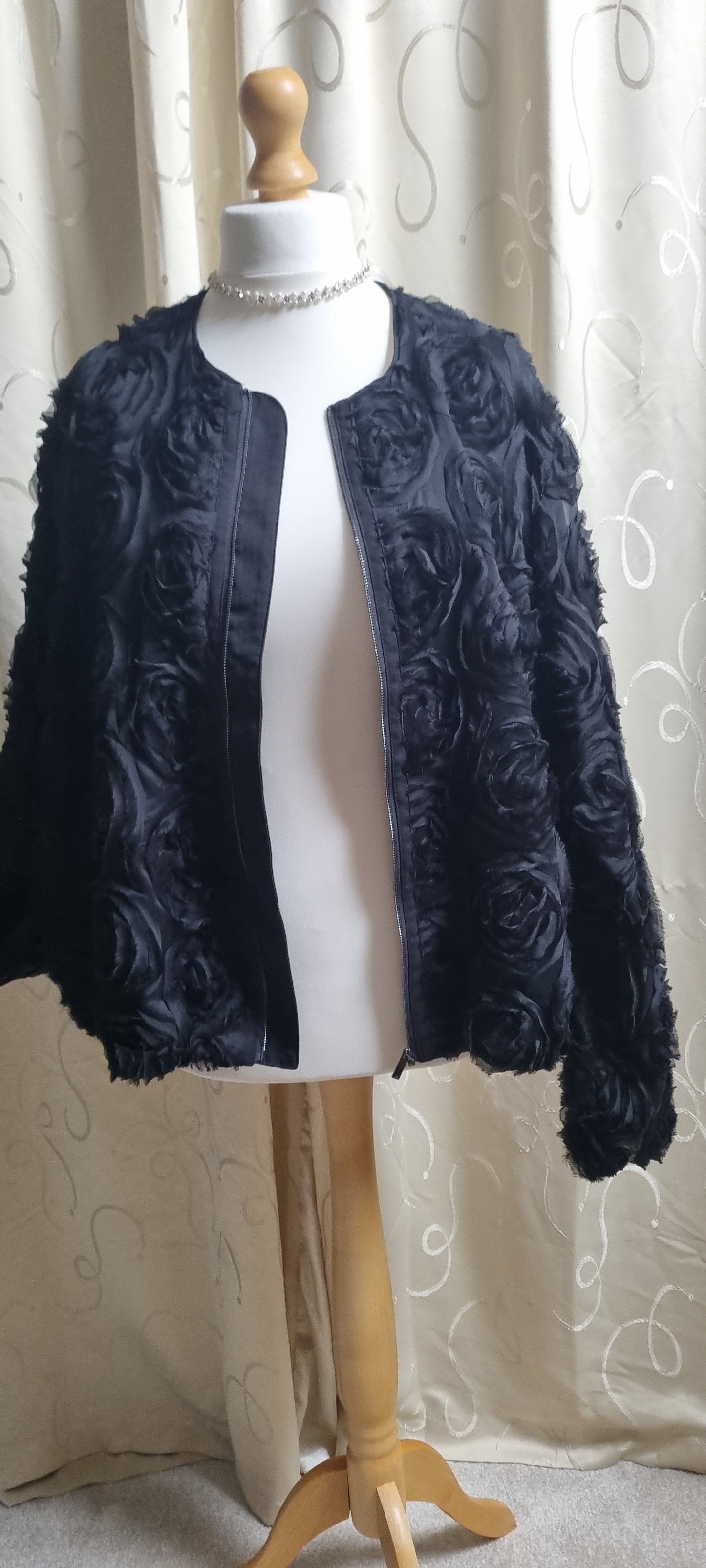 Karen Millen Jacket – Black Textured Rose Detail – UK 24 – Zip Front Evening Cover-Up – Pre-Worn