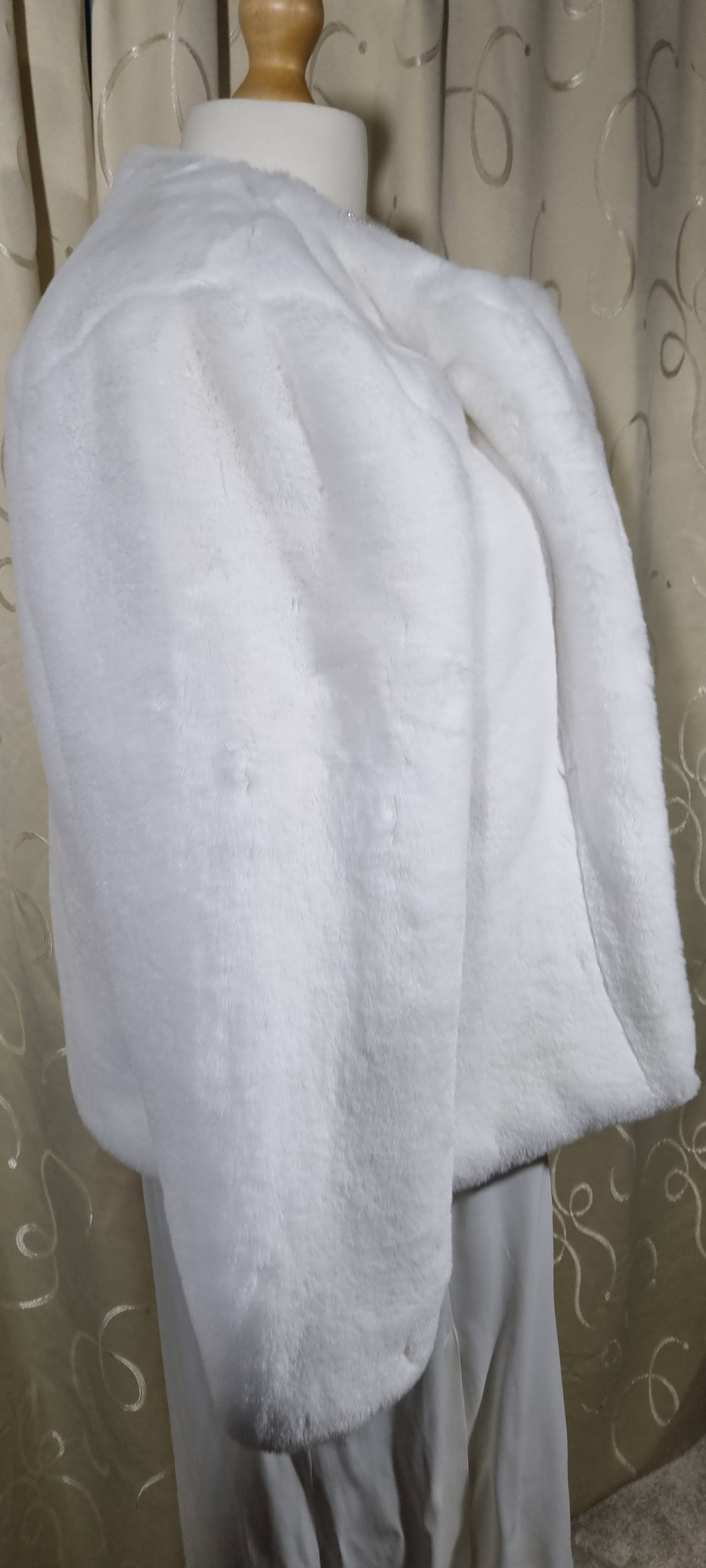 Karen Millen White Faux Fur Jacket – Size 20 – Perfect Condition