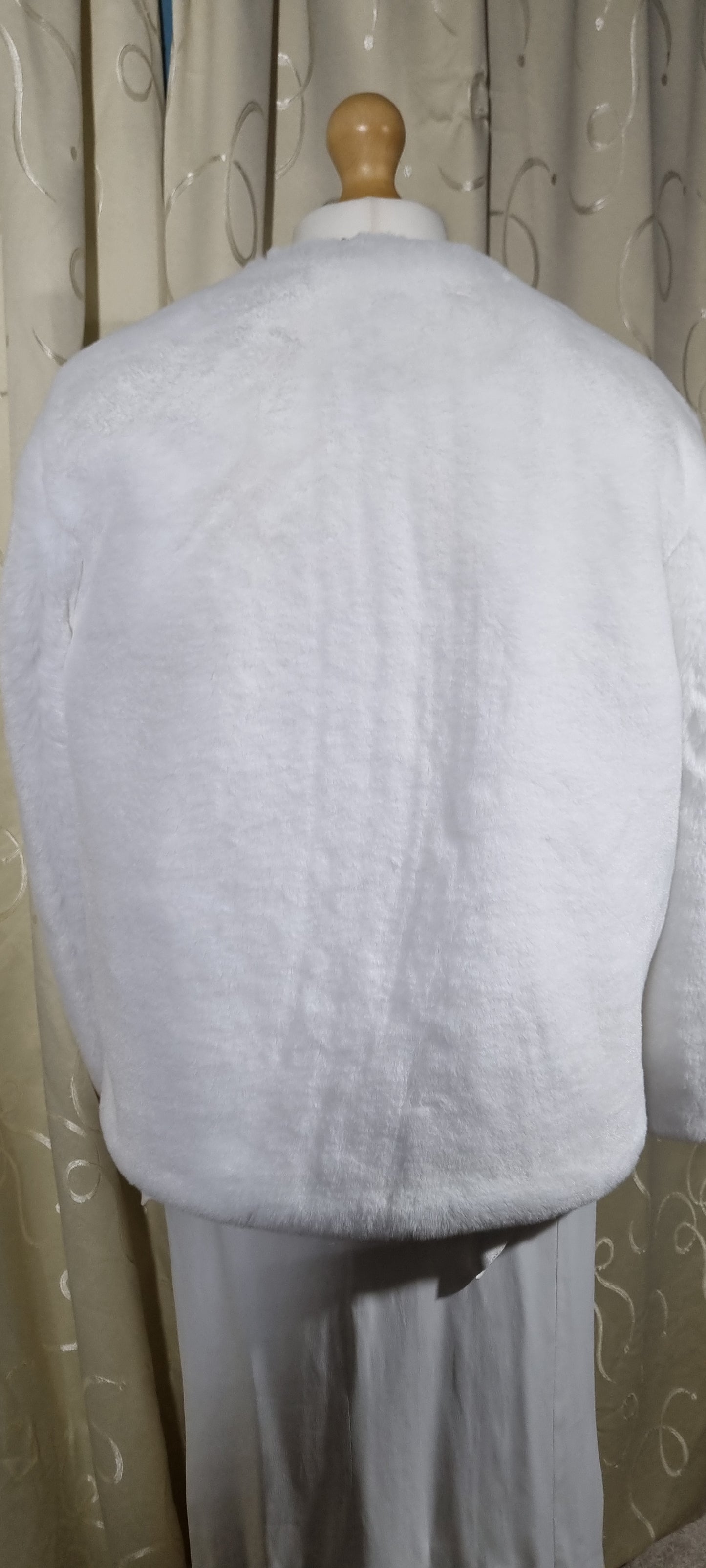Karen Millen White Faux Fur Jacket – Size 20 – Perfect Condition